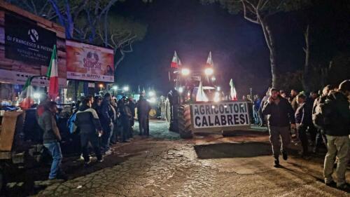 VIDEO | I trattori bloccano via Nomentana, poi sgomberano: “Lollobrigida ci incontrerà”