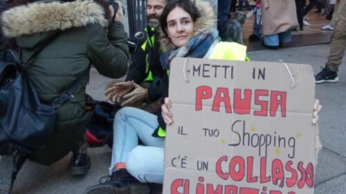 Milano, in piazza Duomo blitz di Ultima generazione dentro la Rinascente