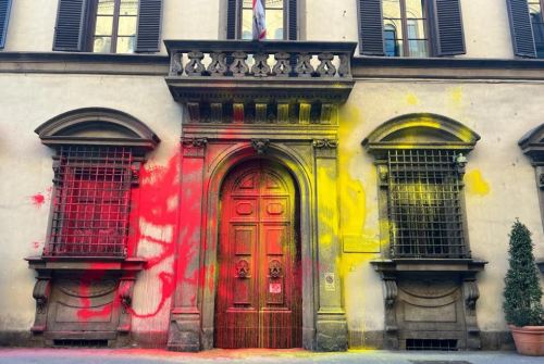 Firenze, nuovo blitz di Ultima Generazione, imbrattato il palazzo della Regione: «Basta sussidi ai combustibili fossili» – Il video