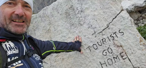 Sulle Tre cime di Lavaredo spunta una scritta contro i turisti: “Andatevene”