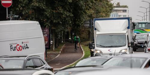 Milano rende obbligatori per camion e bus i sensori contro gli angoli ciechi