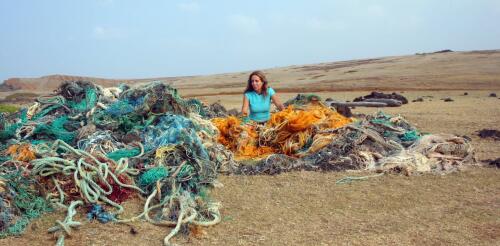 La mia arte utilizza la plastica recuperata dalle spiagge di tutto il mondo per comprendere come la nostra società dei consumi sta trasformando l'oceano