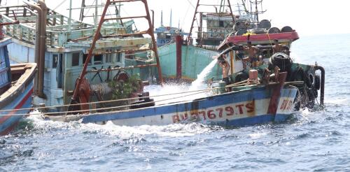 Quando i pescherecci si oscurano in mare, spesso commettono crimini: abbiamo mappato dove ciò accade