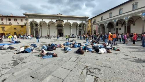 Clima, a Firenze Fridays For Future simula un alluvione con i ‘morti’ sdraiati in piazza