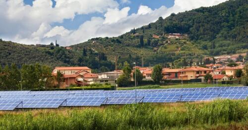 Perché il decreto che fissa i criteri per fotovoltaico e pale eoliche mette d’accordo (nelle critiche) attivisti e imprese