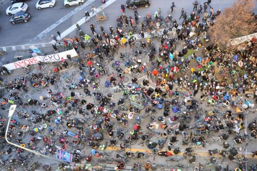 Una città non a misura di auto: la battaglia dei cicloattivisti di Milano