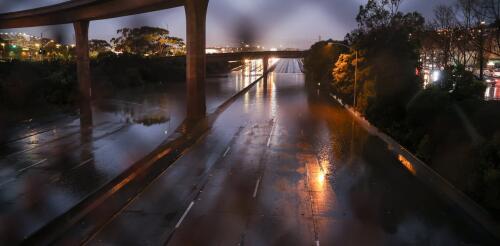 カリフォルニアは、壮大な大気中の川の降雨が太平洋に流れ込むのを見るのではなく、将来の干ばつを緩和するためにどうやって雨を貯められるのか