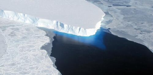 スウェイツ氷河は懸念されているほどドミノのように崩壊しないことが研究で判明したが、だからといって「終末氷河」が安定しているわけではない