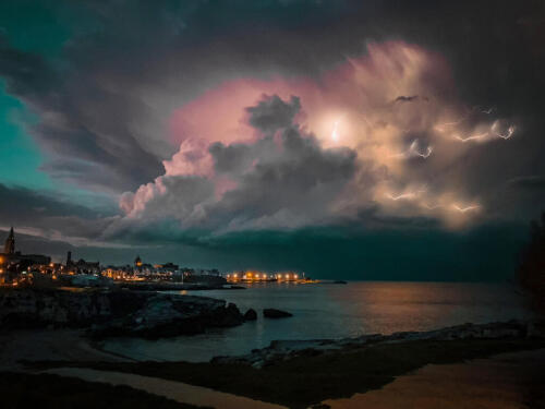 Por que o perigo de raios aumenta no verão e o que deve ser feito quando uma tempestade se aproxima