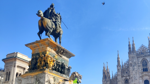 Blitz de última geração na Piazza Duomo em Milão, pintura na estátua de Vittorio Emanuele II.«O verdadeiro escândalo é a indiferença do governo» – Vídeo e fotos