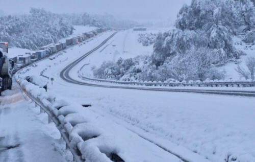 Neve na África do Sul (sim, neve):rodovia bloqueada e filas de quilômetros de extensão, as imagens