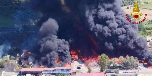 В Пальми, Калабрия, уже несколько дней горит завод по сбору мусора.